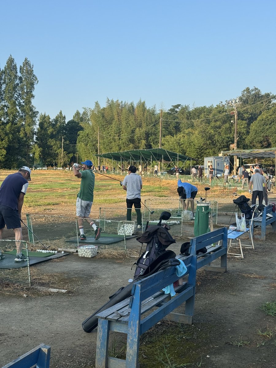 taifoon4569's tweet photo. 8/1土曜日〜の営業案内　
土曜日、㊗️は6時〜
日曜日　　は5時〜
※早朝受付終了時刻は年間通して【8時受付迄】と致します⛳️
只今、5時45分…今朝は全盛期には遠く及びませんが…それでもそれなりに多くの🏌️‍♂️がご来場下さり…日曜日に限っては5時《現行通り》〜受付開始と致した次第です❗️ https://t.co/az5ErxJL8s