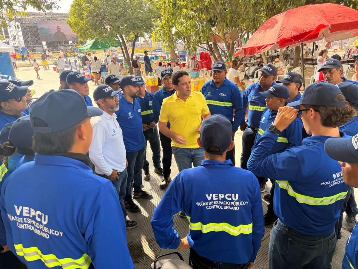 camilogeorge1's tweet photo. Con nuestro equipo @Vepcu_smr y Policía Santa Marta, acompañando dispositivos para las Balleneras, en el marco de la Fiesta del Mar. Gracias por su trabajo. https://t.co/FiMRJF1tce