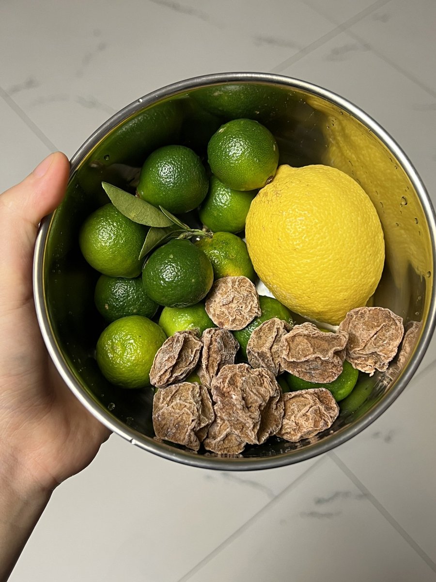 yoru_woo's tweet photo. Sharing my new go-to snack: crispy seaweed chips with a hint of lemon  It’s light, not greasy, and totally addictive—who wants a bite， https://t.co/JOQzKckEes