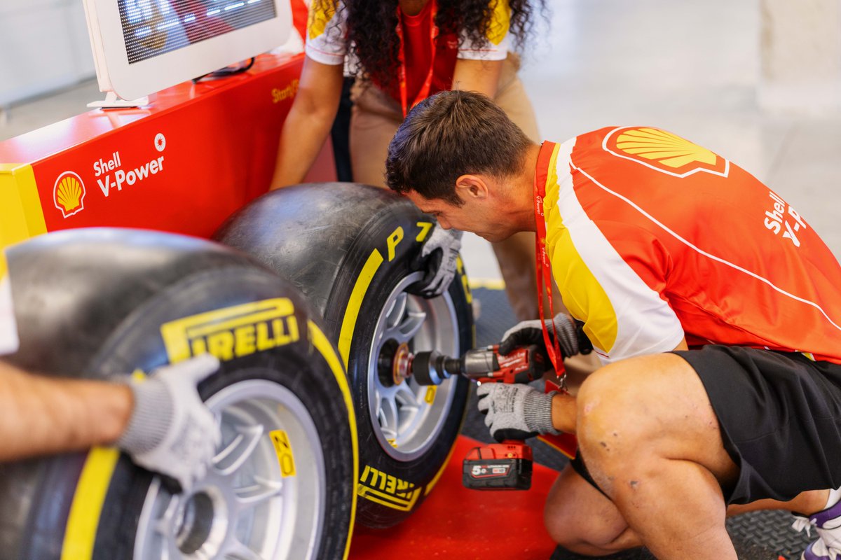 ShellMotorsport's tweet photo. Lights out… camera on. Now, FEEL #ShellVPower 

#ShellVPowerGames 🏁 https://t.co/AuY77lkQY2