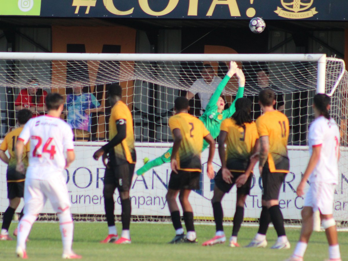 LocalBusDriver's tweet photo. An entertaining match midweek, saw @cheshuntfcscore beat an excellent @leytonorientfc side 2-1 at Theobalds Lane.  A few photos 📸 now on Flickr...https://t.co/Xpb7honQFz https://t.co/XEQ24Mxmws
