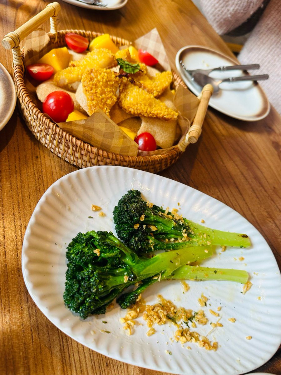 yangyunsu3's tweet photo. Craving a burst of Mediterranean sunshine Try our homemade spanakopita—flaky phyllo wrapped with savory spinach, feta, and herbs, baked golden to perfection. A bite takes you straight to a Greek seaside café!， https://t.co/QbWFbUPFKF
