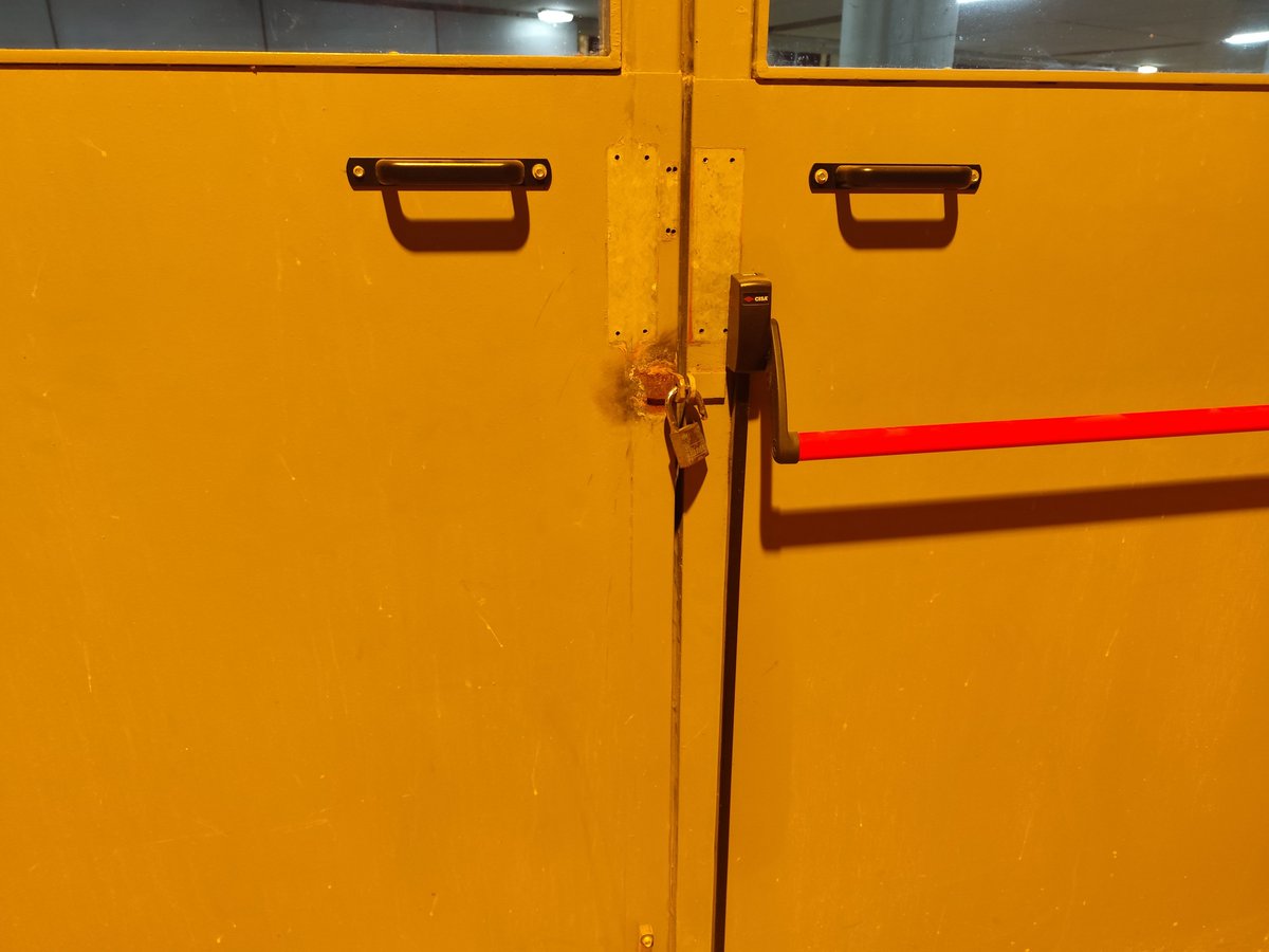 Parraitosoy's tweet photo. Estadio de la Cartuja. Velada del año 6. Todas las puertas de emergencias con los candados puestos. 80.000 personas. Quién supervisa esto?
@PoliciaSevilla @EmergenciasSev https://t.co/1WlRiABIlu