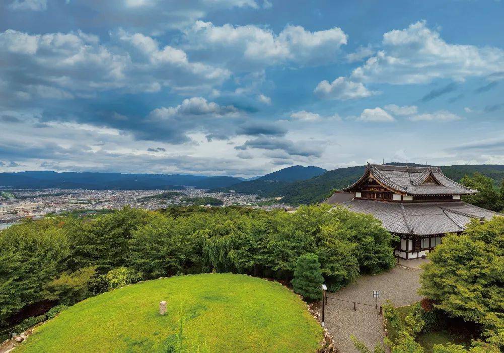 hwangseogj65362's tweet photo. Spending the weekend wandering the old alleyways in Kyoto, where every stone step tells a soft story and the scent of matcha lingers in the air—magic that feels like a warm hug.， https://t.co/rQcwdbnHKT