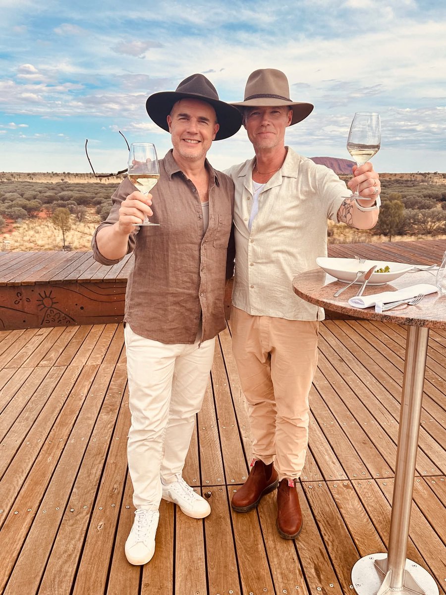 Garyismyhero's tweet photo. #NationalDayoftheCowboy #flashback #throwback #🤠 #lookatus 

Goodnight @GaryBarlow &amp; @ronanofficial, goodnight Europe! #😴😴 

https://t.co/XbGJyb1B1U https://t.co/QtwfgoUdRf