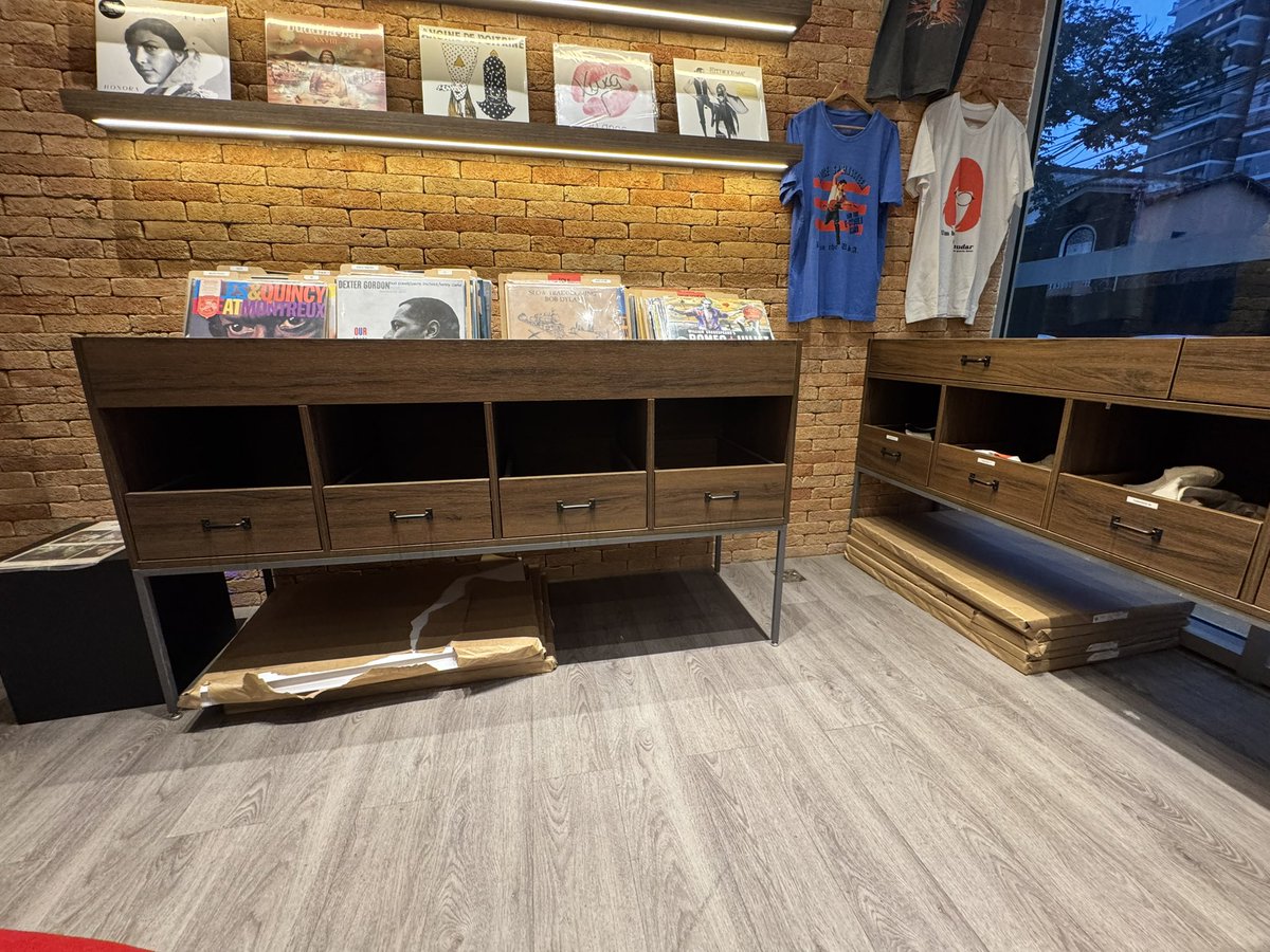 stylesaperture's tweet photo. Vim na loja de vinil q tava distribuindo poster e eles nao querem distribuir p 20 pessoas aq fora msm tendo trinta milhao de poster ainda ai q odio https://t.co/6ymxxh6z1U