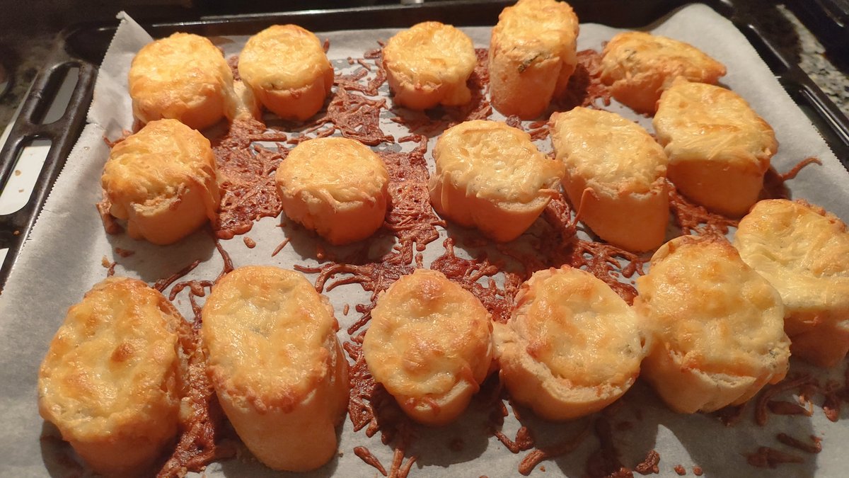 PerseoX55's tweet photo. Para rematarun pan de ajo para picar viendo lo que sea.

Mañana seguimos con más cosas. https://t.co/JhsTfutrXv