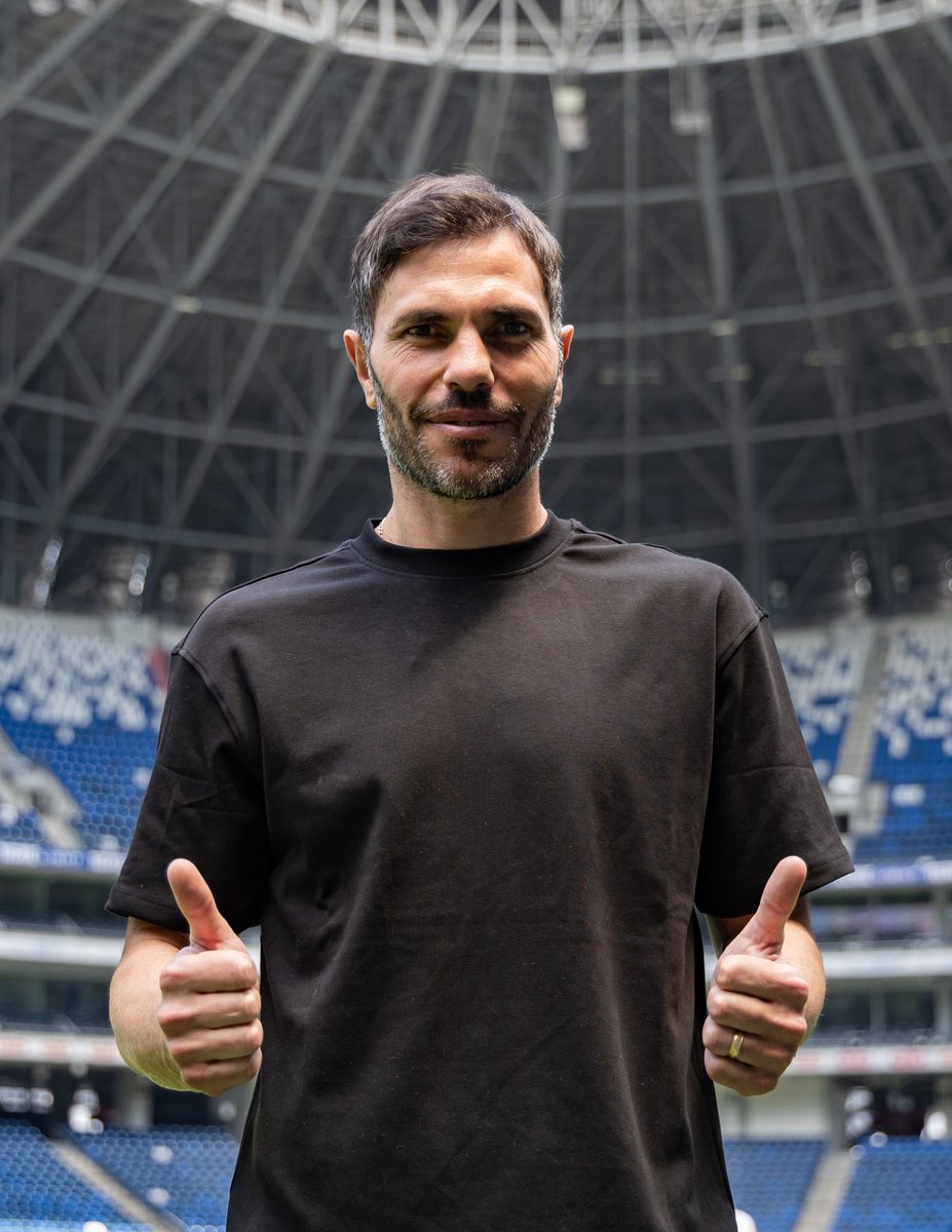 Rayados's tweet photo. Una visita de lujo.🔝José Maria Basanta nos acompañó en el entrenamiento de hoy en casa.💙🏟️

¡Siempre es un gusto verte, capitán!🫡 https://t.co/jk3VXm0aXz