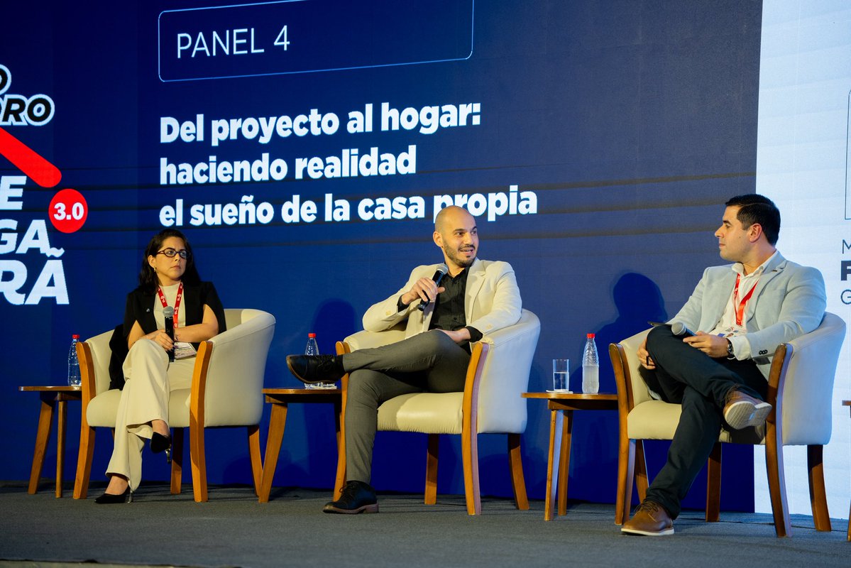 afd_py's tweet photo. 🏠 Convertir un proyecto en un hogar requiere planificación, compromiso y trabajo articulado.

Ese fue el eje de la conversación moderada por Fernando Lugo, gerente general de la AFD, junto a representantes de Altamira Group, Mi Casa con Plaza, Green Paraná y Oga Ciudad Jardín, quienes compartieron sus experiencias sobre el desarrollo de proyectos habitacionales.