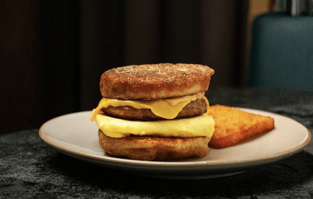 BlockClubCHI's tweet photo. Chicago’s breakfast sandwich game has never been stronger. 🍳🥐

Chefs are pushing the envelope on creativity and attention to detail to meet Chicagoans’ appetite for the handheld morning meal. https://t.co/VLf0F3fs47 https://t.co/QBQE5jpSr5