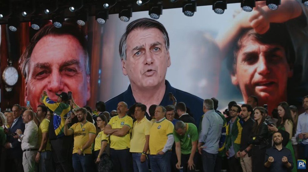 depchicoalencar's tweet photo. Nem no lançamento da sua candidatura Flavio Bolsonaro consegue ficar dentro da lei! A legislação eleitoral proíbe o uso de vídeo de IA, como fizeram com o deep fake do Jair Bolsonaro. Alô, Nunes Marques! Pra piorar - pra eles - o uso eleitoral de imagens de uma pessoa condenada pode levar Jair de volta pra Papudinha. Quantos tiros no pé!