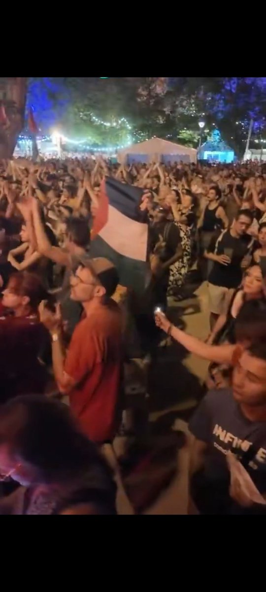 LotfiKrim3's tweet photo. @kamilabderrahmn Quelqu'un en parle de cette garce à 22s qui essaie de brûler le drapeau qu'un mec tien au dessus de  sa tête ? https://t.co/PdNexgTMyG