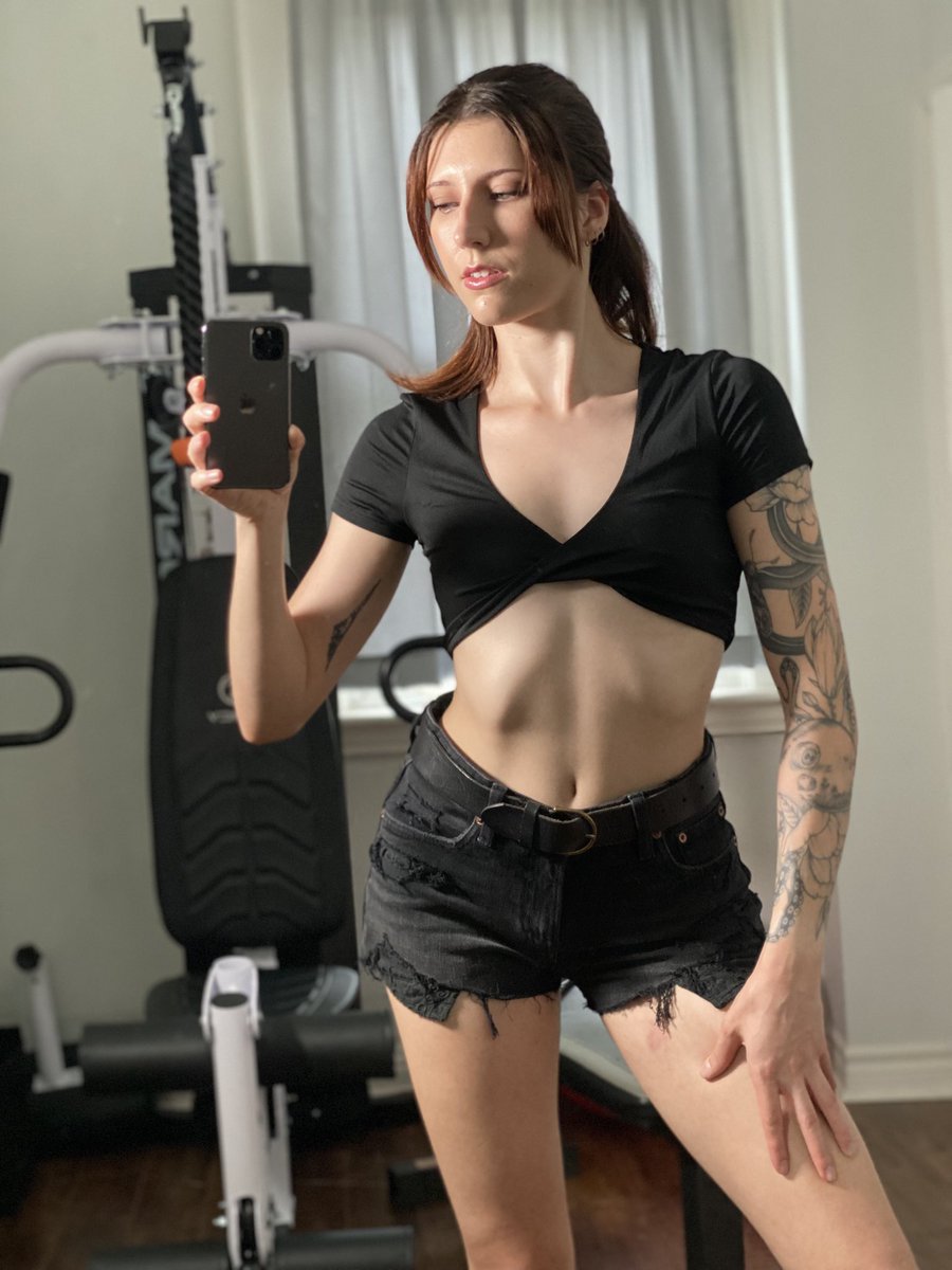 IslaSpecter's tweet photo. Outfit of the day! I absolutely love this twist front crop top 🖤 https://t.co/FdoYRc4HF5