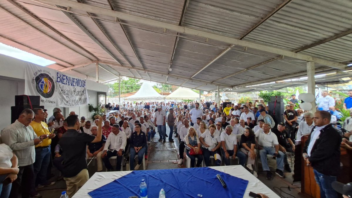 PieroMaroun's tweet photo. Levantarnos como país, como se levantan tantos hermanos de La Guaira a pesar del dolor; levantarnos para reconstruir, para recuperarnos de tantas dificultades.

Hemos reiniciado el trabajo de organización y recorrido por Venezuela, hoy desde Acarigua junto a nuestras estructuras municipales de Portuguesa.

Desde aquí oramos por los afectados, y seguimos trabajando con mayor motivación por recuperar la democracia, valor indispensable para reconstruir el país.