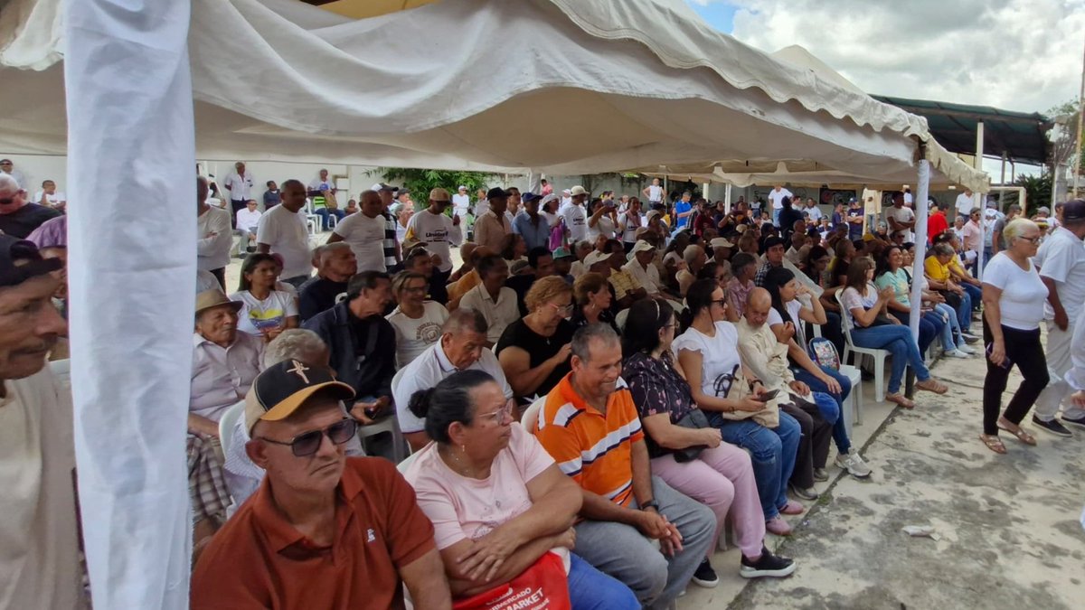 PieroMaroun's tweet photo. Levantarnos como país, como se levantan tantos hermanos de La Guaira a pesar del dolor; levantarnos para reconstruir, para recuperarnos de tantas dificultades.

Hemos reiniciado el trabajo de organización y recorrido por Venezuela, hoy desde Acarigua junto a nuestras estructuras municipales de Portuguesa.

Desde aquí oramos por los afectados, y seguimos trabajando con mayor motivación por recuperar la democracia, valor indispensable para reconstruir el país.