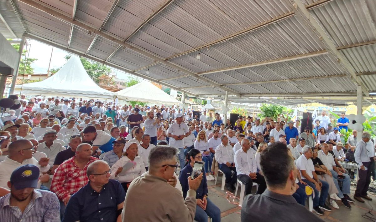 PieroMaroun's tweet photo. Levantarnos como país, como se levantan tantos hermanos de La Guaira a pesar del dolor; levantarnos para reconstruir, para recuperarnos de tantas dificultades.

Hemos reiniciado el trabajo de organización y recorrido por Venezuela, hoy desde Acarigua junto a nuestras estructuras municipales de Portuguesa.

Desde aquí oramos por los afectados, y seguimos trabajando con mayor motivación por recuperar la democracia, valor indispensable para reconstruir el país.