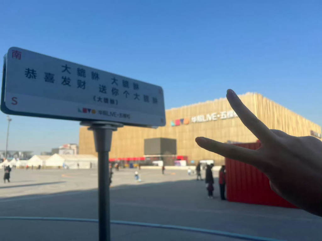 Es440040886's tweet photo. Just wrapped up the hottest weekend variety show taping! The laughter, the surprise games, and the amazing crew made this day unforgettable. Who else can’t wait for the episode drop https://t.co/IZnQpKUCZc