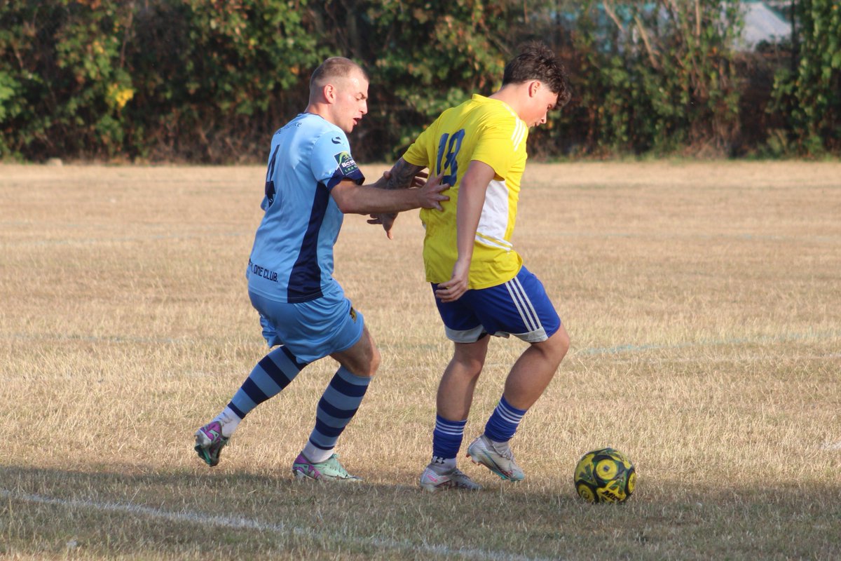 LocalBusDriver's tweet photo. The @cheshuntfcscore Development side lost their midweek friendly match v @AllenburysFC 1st team 4-1 in a good match played in hot conditions.  A few photos 📸 now ready to view on Flickr..https://t.co/Pn5lY5IsCR https://t.co/EQAZGgX3IH