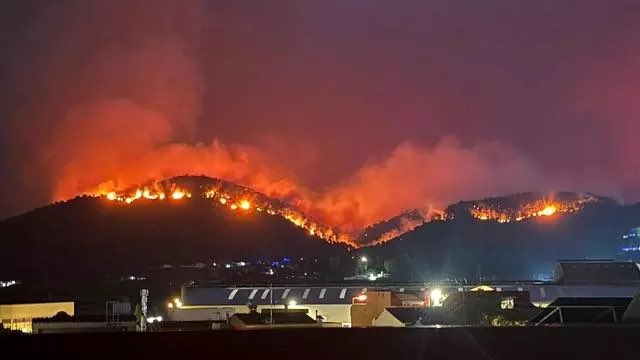 collesCas's tweet photo. Des de la Federació de Colles de Castelló volem mostrar el nostre suport i solidaritat amb tots els municipis de la nostra província afectats pel terrible incendi i enviar tot el nostre ànim als serveis d'emergències que treballen sense descans per extingir-lo. 

📷epmediterráneo https://t.co/IK1l3mMw53