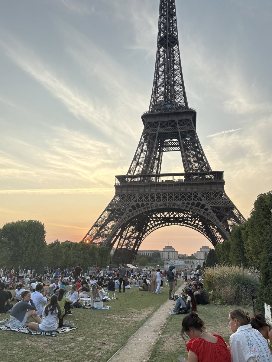 duaplicity's tweet photo. mangiato cheeseburger al tramonto sotto la tour eiffel ragazza che starà bene <3 https://t.co/wgEiaPwMlG
