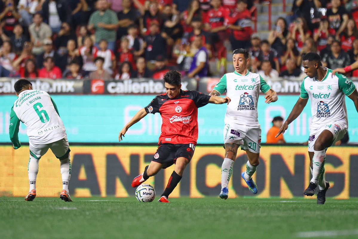 AtmosferaD's tweet photo. MORITA AL RESCATE
Con solitario gol, vía penal de #GilbertoMora en su regreso tras la copa del mundo, los @Xolos #Xolos sumaron su segundo triunfo del torneo, venciendo 1-0 al #ClubLeon @clubleonfc en la frontera. https://t.co/b9gQfHjcet