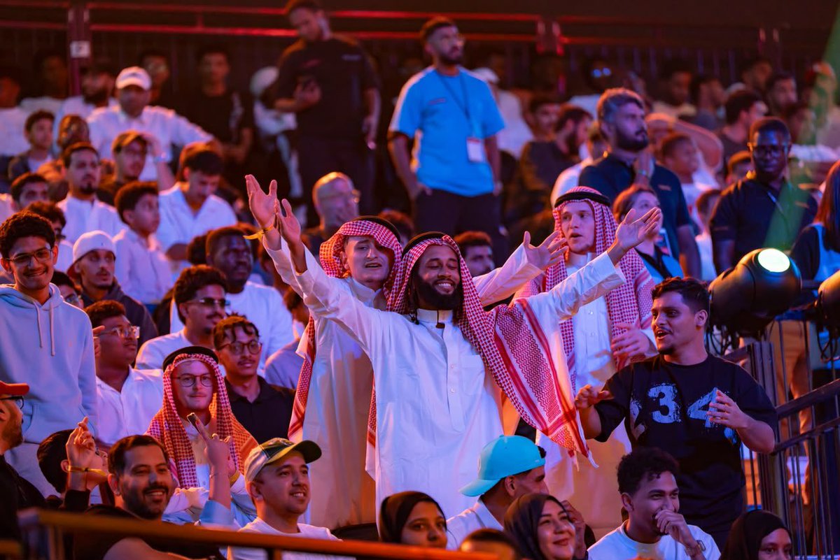Turki_alalshikh's tweet photo. حماس جماهيري كبير وسط أجواء استثنائية في حدث The Comeback 🥊🔥

The crowd is bringing the energy as The Comeback delivers an unforgettable fight night atmosphere 🥊🔥

شاهدوا النزال مباشرة على دازن 
Watch live on DAZN https://t.co/qAIqyEKMlg