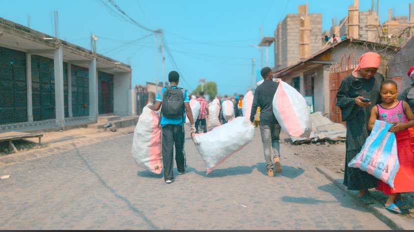 UmojaVision's tweet photo. Ce samedi, Umoja Vision a clôturé sa campagne hebdomadaire de collecte des déchets plastiques à Goma.
Chaque déchet collecté est une ressource en devenir, avec l’ambition de le transformer en produits utiles au service des communautés et de l’environnement 
#Environnement #Goma https://t.co/O1UXTpLvEC