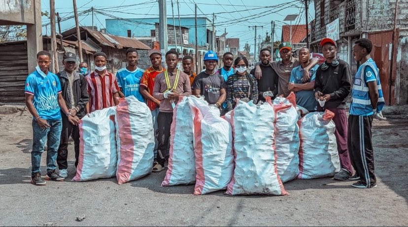 UmojaVision's tweet photo. Ce samedi, Umoja Vision a clôturé sa campagne hebdomadaire de collecte des déchets plastiques à Goma.
Chaque déchet collecté est une ressource en devenir, avec l’ambition de le transformer en produits utiles au service des communautés et de l’environnement 
#Environnement #Goma https://t.co/O1UXTpLvEC