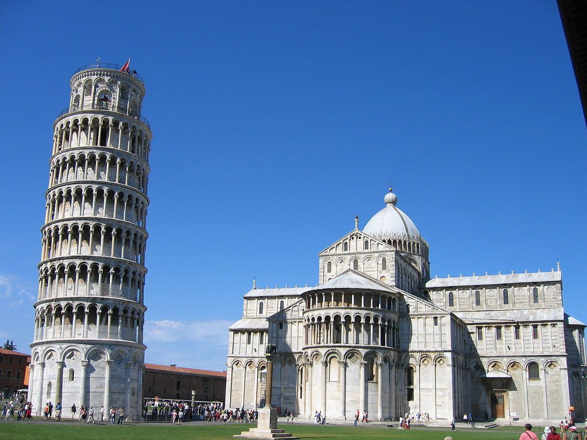 JesuslopezGil00's tweet photo. El conjunto de la Piazza dei Miracoli destaca por su estilo románico pisano que combina elementos románicos con influencias bizantinas e islámicas, reflejo del poder marítimo de Pisa. Se caracteriza por sus fachadas de mármol blanco y gris con galerías de arcadas ciegas. https://t.co/dwgwm9E0bR