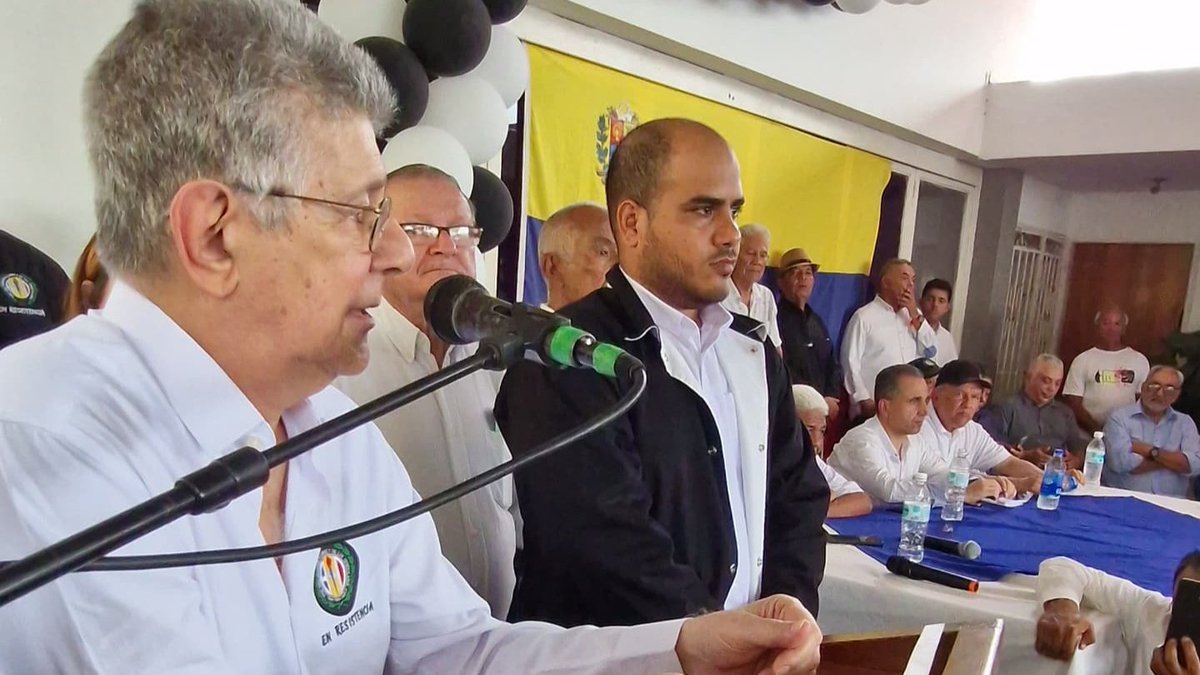 ADemocratica's tweet photo. Reiniciamos nuevamente la etapa de recorridos por todo el territorio nacional, para seguir organizándonos, trabajando y aportando nuestro esfuerzo a recuperar la democracia, requisito fundamental para reconstruir el país.

En este duro momento que vive Venezuela, es indispensable seguir unidos, continuar ayudando, orando y manteniendo viva la esperanza que juntos saldremos de esta dolorosa situación.

Hoy desde Acarigua, la Dirección Nacional del partido encabezada por Henry Ramos, Piero Maroun y demás compañeros, en reunión de trabajo con las estructuras municipales de Portuguesa, que dirige Lucas Segura.

Democracia y libertad.