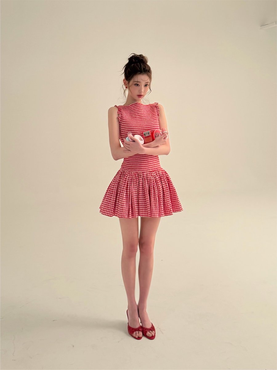 jangvisual's tweet photo. she’s literally 90% legs https://t.co/FIbadmGfsr