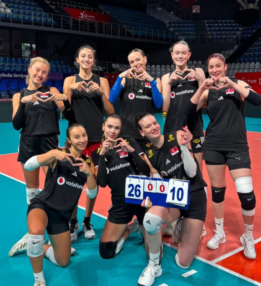 voleybolunsesi's tweet photo. 🇹🇷 Filenin Sultanları’nın İstanbul’da çalışmalarını sürdüren isimleri, Akdeniz Oyunları ve Avrupa Şampiyonası hazırlıklarına devam ediyor. 🫶🏻 https://t.co/T03Y1dg8eq