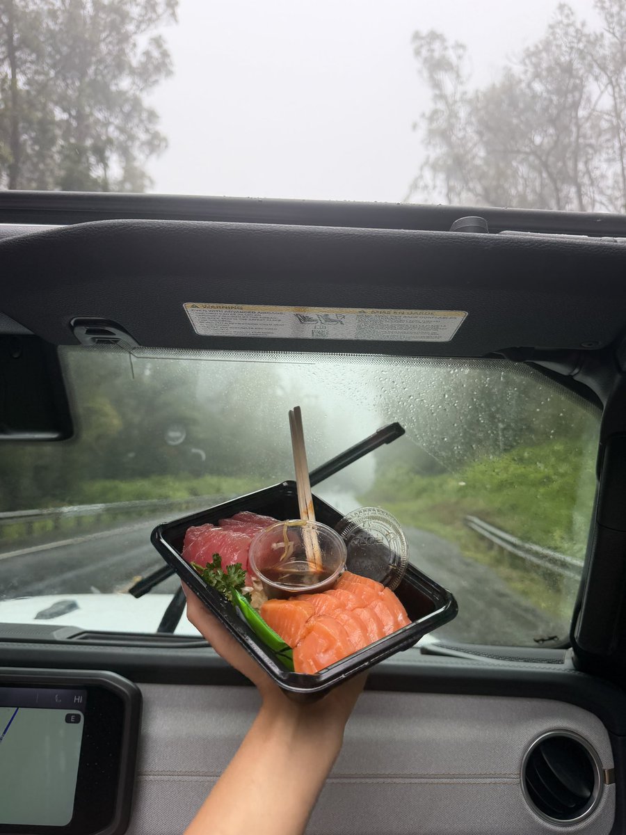 TiffanyFong's tweet photo. Hawaii road trip snack 🤙 https://t.co/xv4hChXljr