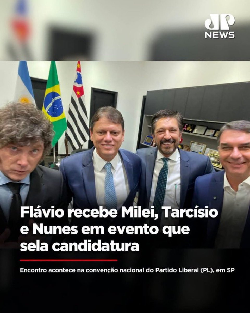 sindlopes's tweet photo. @cortezpsol @xicosa NÃO ADIANTA CHAMAR quando os caras estão perdidos procurando seu lugar. O TARSINICO está entediado porque já faz 24 horas da última maldade que fez incendiar um vagão do trem colocando em risco milhares de vida. Daí está paixão por  Milouco. Estes psicopatas se amam https://t.co/JREQaHcOQe