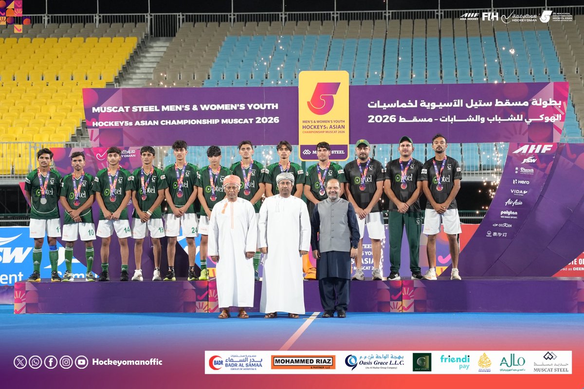 HockeyOmanOffic's tweet photo. جانب من مراسم تكريم الفرق الفائزة بالمراكز الثلاثة الأولى في بطولة حديد مسقط لخماسيات الهوكي للشباب والفتيات 2026 م..🏑📸🏆

#منافسات_بطولة_حديد_مسقط #خماسيات_الاتحاد_الاسيوي_للهوكي #هوكي_عُمان #OmanHockey  #asian_hockey_federation https://t.co/wAkBXVb9pS