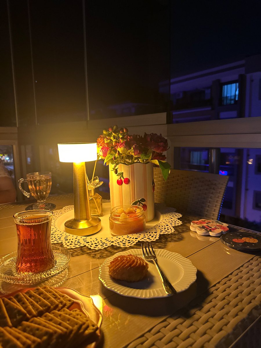 byz7935's tweet photo. @pltemrah33 Hayırlı geceler çay içmediğimi düşünmeniz beni üzer 😀😀 https://t.co/9QXLdtvglV