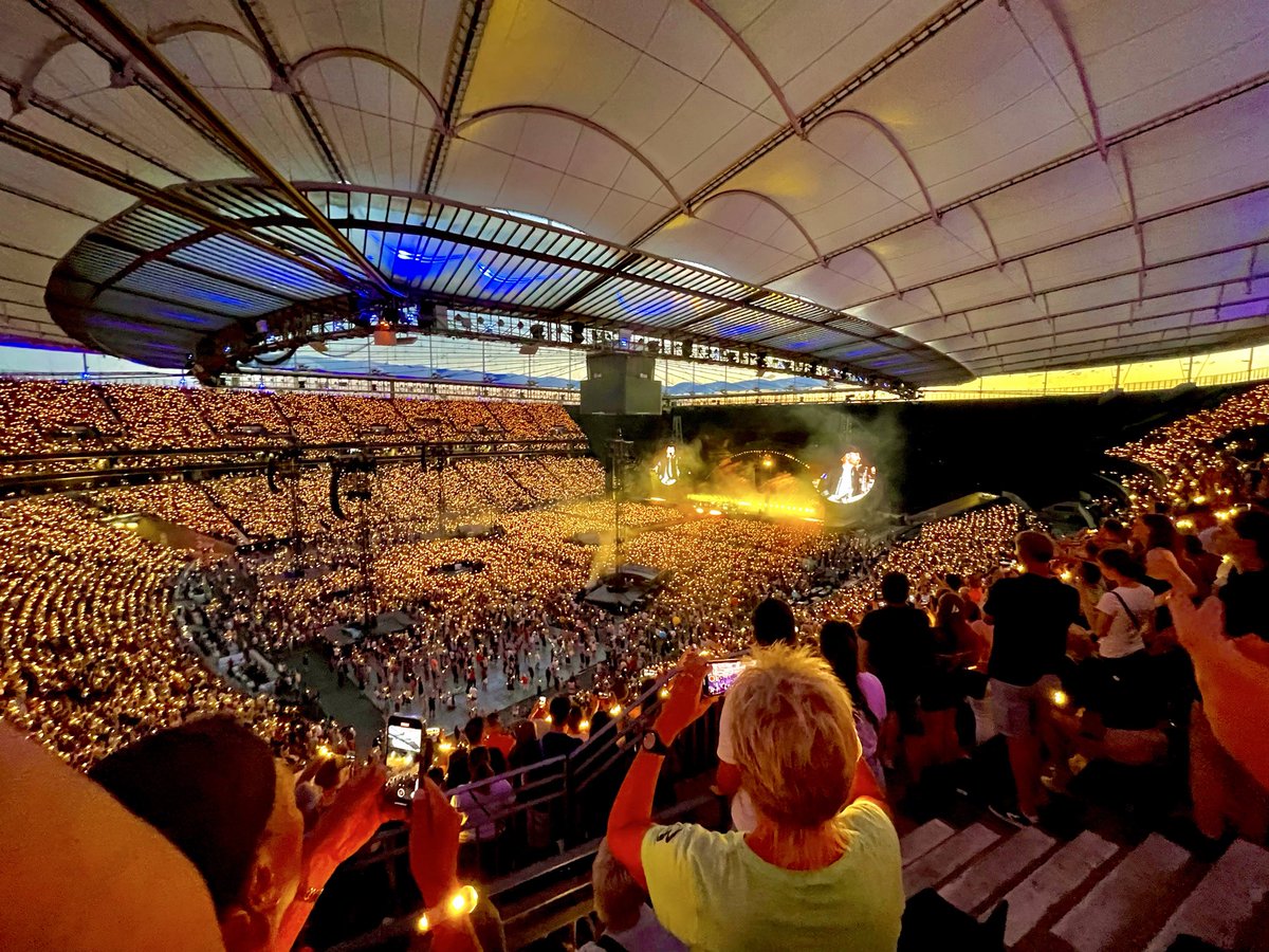 Daniel_Sassa's tweet photo. Lights will Guide you Home 💛
You can hear the Image…

We Need You guys back on Tour really 
@coldplay give Us something 😩 #Coldplay https://t.co/fG9KjZKCeu