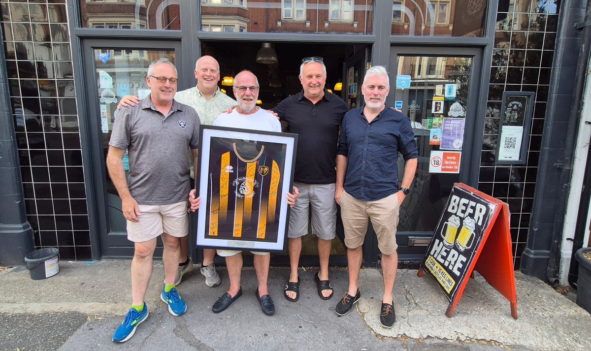 Bmthsportswfc's tweet photo. ‼️ this evening the team presented long standing sponsor @All_Hail_Ale with a signed shirt from the team to thank them for their continued support 🙌 it’s so greatly appreciated and we wouldn’t be able to continue what we do without you 🫶🏼

⚽️🖤💛🦁

#upthesports https://t.co/OKhxmFc9w8