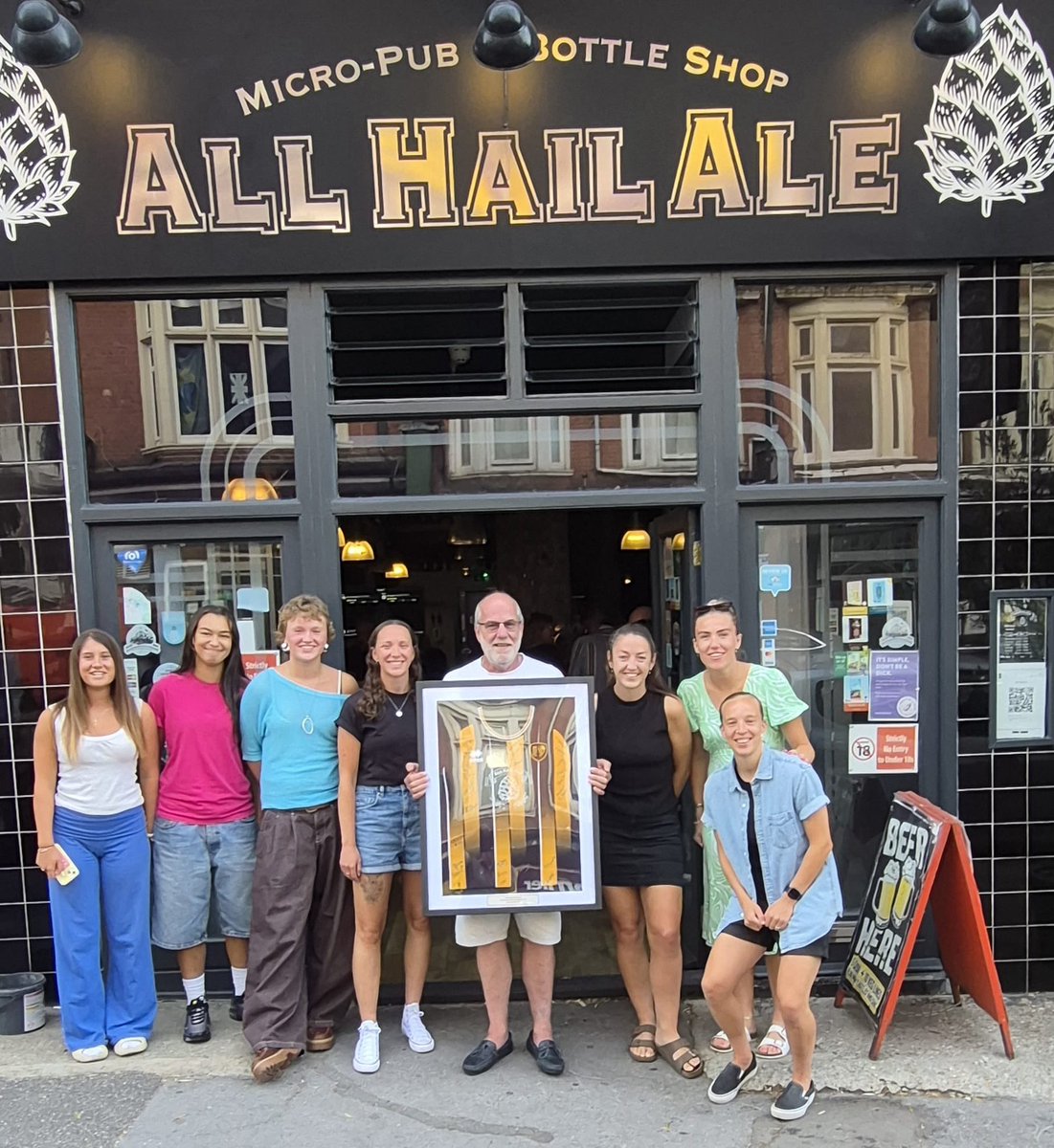 Bmthsportswfc's tweet photo. ‼️ this evening the team presented long standing sponsor @All_Hail_Ale with a signed shirt from the team to thank them for their continued support 🙌 it’s so greatly appreciated and we wouldn’t be able to continue what we do without you 🫶🏼

⚽️🖤💛🦁

#upthesports https://t.co/OKhxmFc9w8