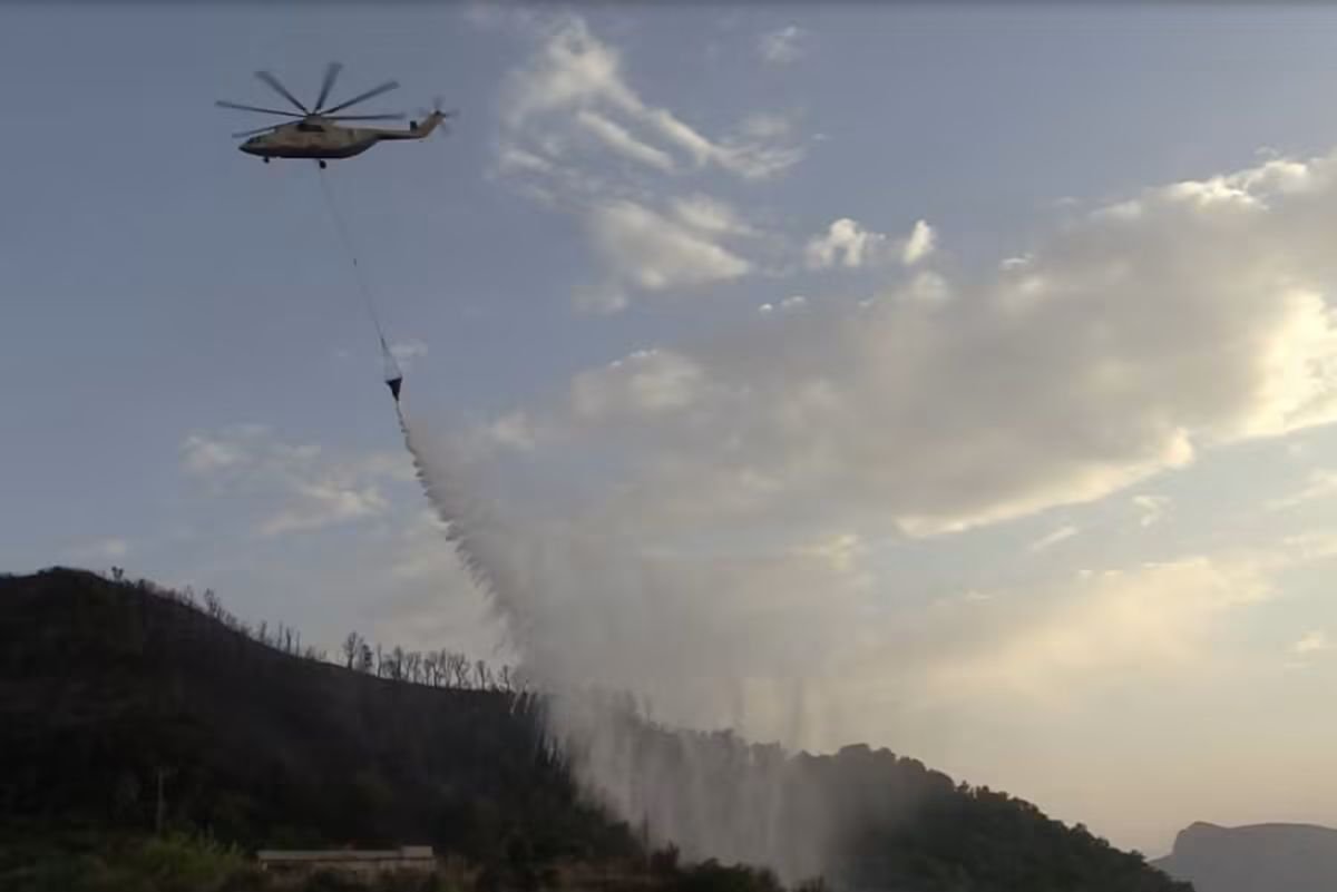 awweze's tweet photo. 🇩🇿 
طائرة Be-200ES بسعة 12000 لتر للطائرة الواحدة

مروحيات Mi-26T2 ثقيلة،  تجهز بمنظومة VSU-15  بسعة 15000 لتر للمروحية الواحدة

  طائرات AT-802 بسعة 3000 لتر 

 مروحيات AW139 تابعة للحماية المدنية، مزودة بدلاء مياه بسعة مابين 1000  إلى 1200 لتر https://t.co/8D4VL1S62Q