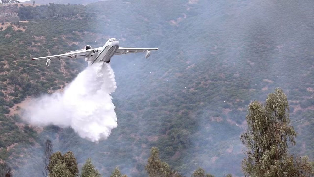 awweze's tweet photo. 🇩🇿 
طائرة Be-200ES بسعة 12000 لتر للطائرة الواحدة

مروحيات Mi-26T2 ثقيلة،  تجهز بمنظومة VSU-15  بسعة 15000 لتر للمروحية الواحدة

  طائرات AT-802 بسعة 3000 لتر 

 مروحيات AW139 تابعة للحماية المدنية، مزودة بدلاء مياه بسعة مابين 1000  إلى 1200 لتر https://t.co/8D4VL1S62Q