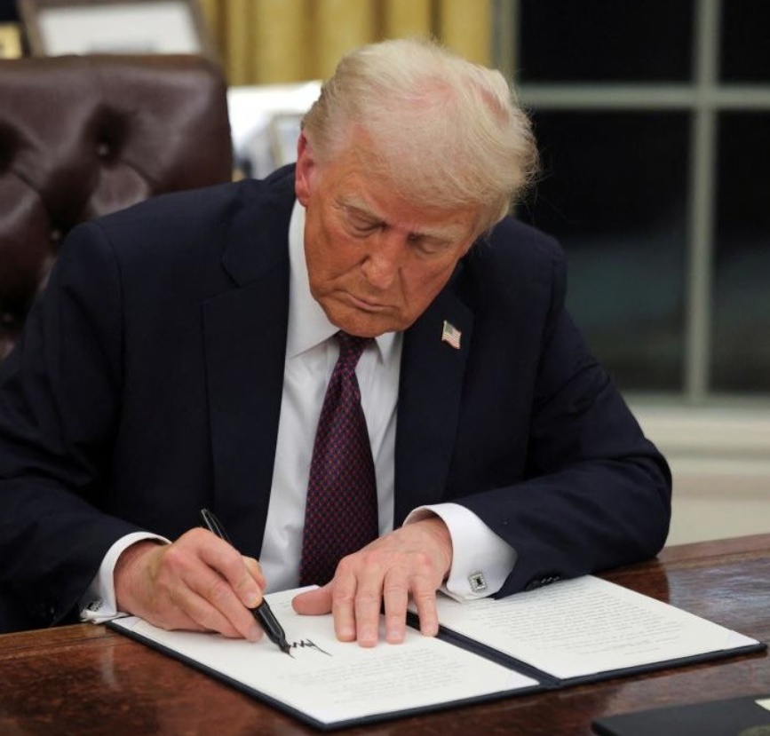thebsephe1's tweet photo. MARKET WATCH: The Clarity Act advanced through Senate Banking by 15-9 on May 14, 2026.

$DLR $PRTS $BA

Regulation can be bullish for access and bearish for business models built on permanent ambiguity.

Institutions care less about slogans and more about definitions their legal, custody, and risk teams can approve.

The final coalition will be built through language that converts specific critics rather than broad promises.