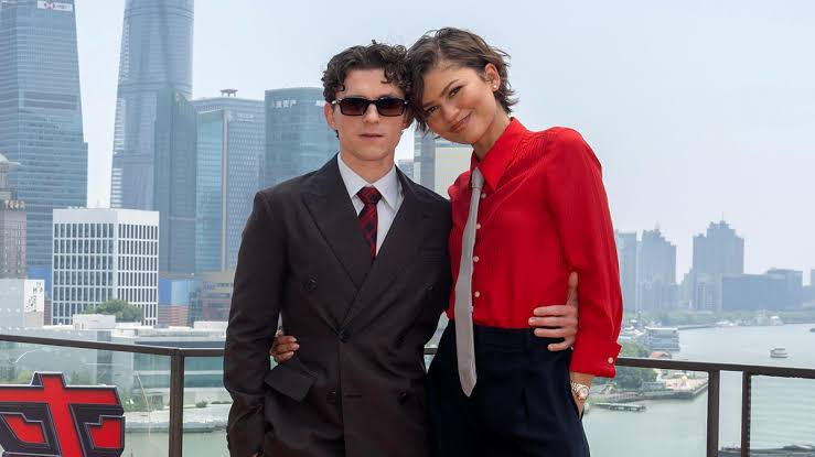 icardisar1's tweet photo. Tom Holland ve Zendaya, Amerikan futbolunun adını tartıştı:

🔹 Tom Holland: “Katılmıyorum. Amerikan futbolunu seviyorum.”

📷 “Ama adına neden futbol dendiğini asla anlayamayacağım.”

📷 Zendaya: “Belki adını değiştirmek gerekir.”
📷 “‘Atma topu’ falan diyebilirsiniz.”
📷 Tom Holland: “Sporcularına ve oyunun stratejik yönüne saygı duyuyorum.”
📷 “Ama futbol, tüm zamanların en iyi sporudur.”
📷 “Ballon d’Or töreninde Kylian Mbappé’yle tanıştım.”  📷 “‘Dostum, Tottenham’a gelmelisin’ dedim.”