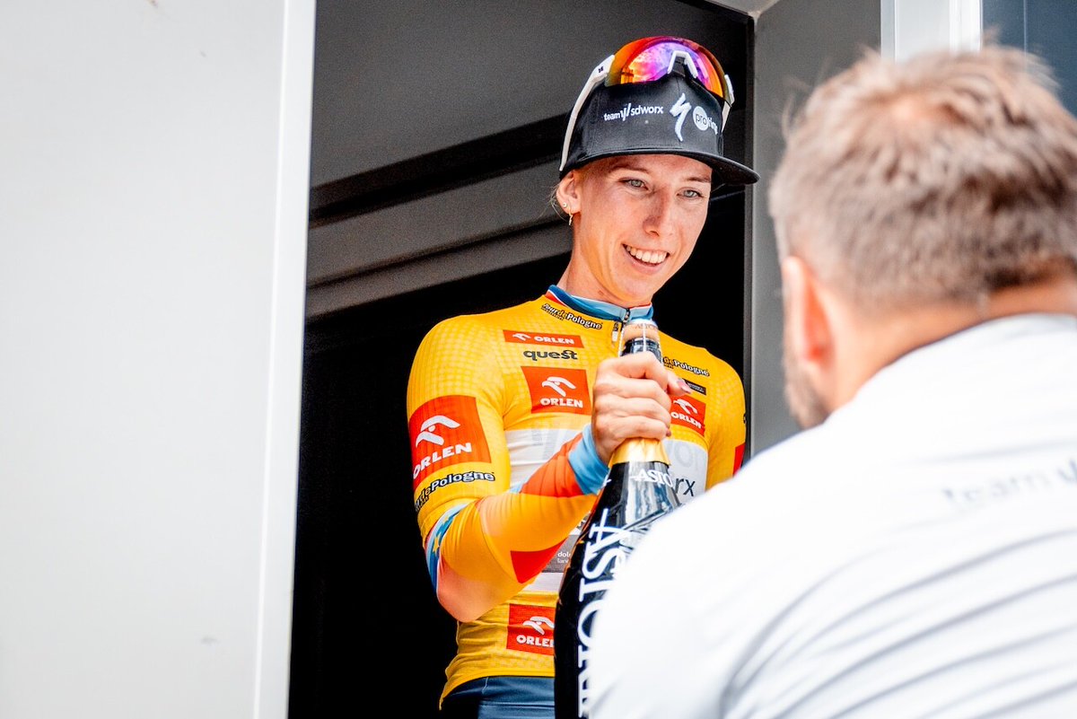 WiebesFan's tweet photo. Zweiter Etappensieg in Folge ✅
Gelbes Leadertrikot verteidigt ✅

Die Lorena-Wiebes-Festspiele bei der #TourdePologneWomen gehen weiter: Auch an Tag 2 lässt sie der Konkurrenz keine Chance und sprintet zum Sieg. 🚀

Morgen folgt dann die dritte und finale Etappe. 🏁 https://t.co/jPf7A9KkTb