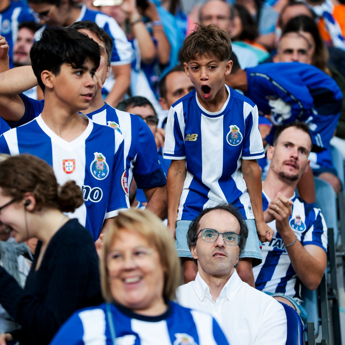FCPorto's tweet photo. Nada bate o sentimento de regressar a casa 💙

#PortoDeHonra https://t.co/jqS6WCiT5x
