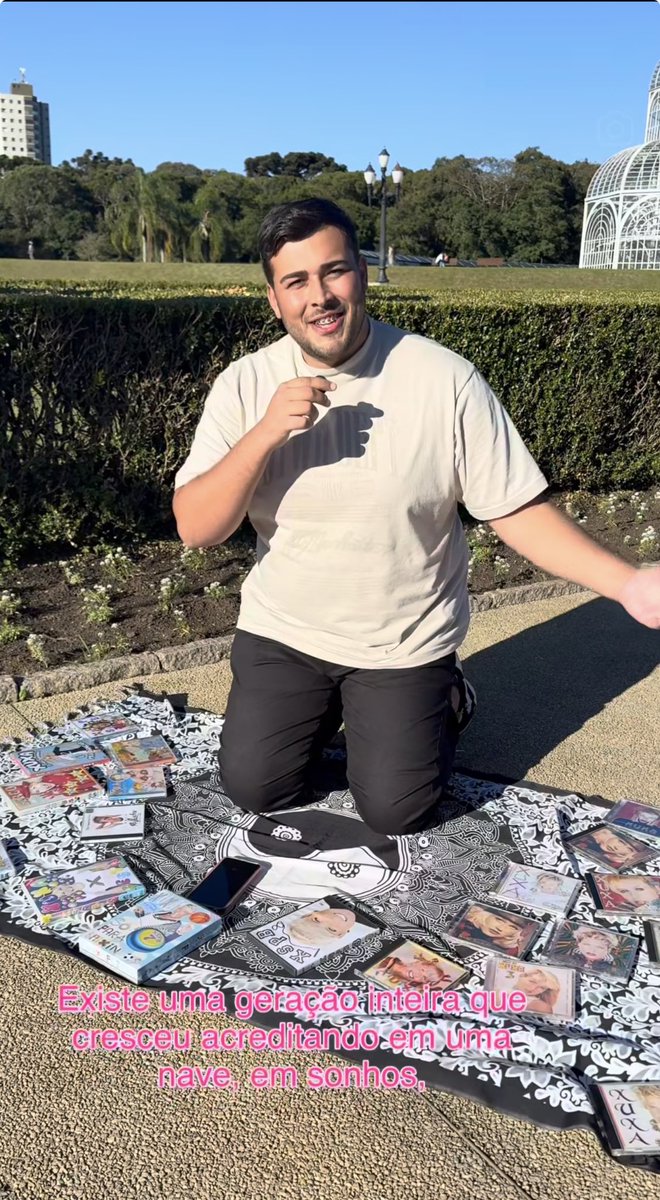 amaral_gian's tweet photo. Se existe alguém em Curitiba com o coração cheio de nostalgia e uma coleção gigante da @xuxameneghel , esse alguém sou eu! 💿✨ @itau , vocês realizam sonhos... me leva pro camarim da Rainha? Prometo guardar esse momento pra sempre! 🧡👑
Me ajuda tirar uma foto em Curitiba!! https://t.co/Q5LKKbqjzn