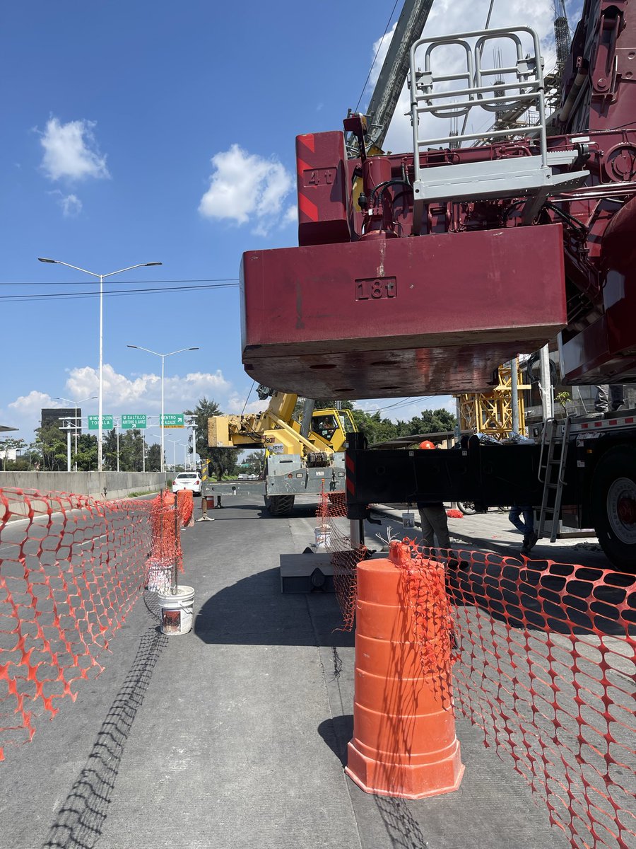 Marlet_cg's tweet photo. @GobiernoJalisco @PabloLemusN @GuadalajaraGob @VeroDelgadilloG
Por qué permiten que las constructoras decidan el paso de los peatones sobre las banquetas y las ciclovías???
 Esto es en pleno periférico norte 😒😒 https://t.co/V4mIjYABpT