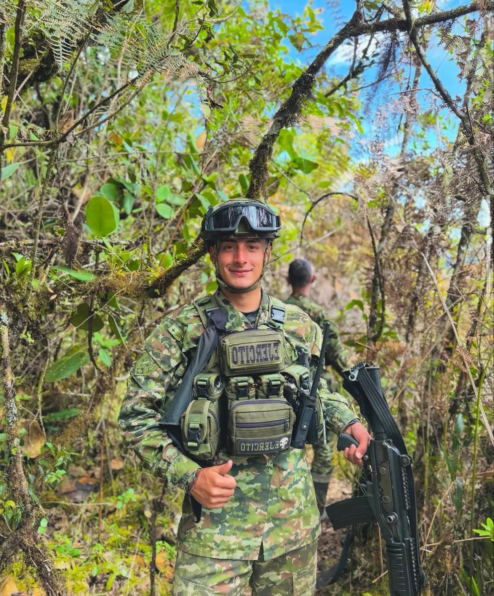 Jhoanap98's tweet photo. LOS MILITARES🫠🤤 https://t.co/QXJX1Ej9Sb