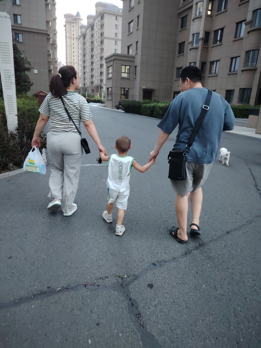 Amadmrz2's tweet photo. [Little adventure with my mini explorer!  We hunted for 5 cute rocks and laughed so hard on our morning walk. #ParentKidFun #SimpleJoys]， https://t.co/N1yW7cuRjq