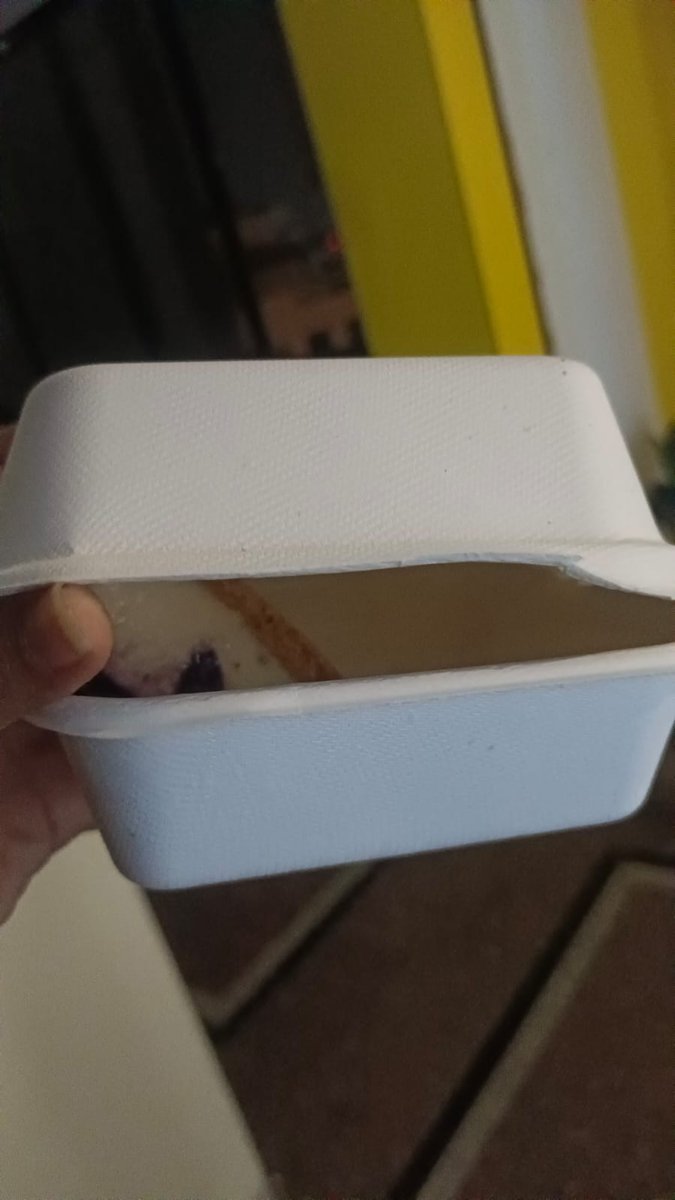 dishavayaa's tweet photo. @Swiggy @SwiggyCares I ordered a birthday cake for my sister through Swiggy, but received the wrong items instead (a cheesecake and a jar cake). The delivery partner refused to take them back. https://t.co/4XuXOjrhYg